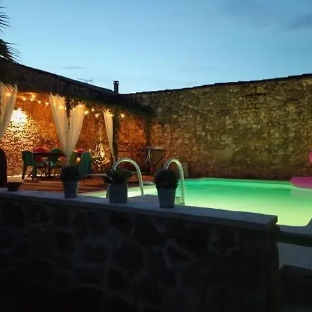 Semesterbostad Maison De Village Confort Avec Piscine