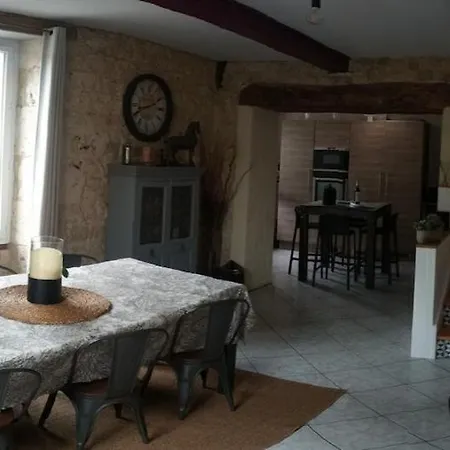 Semesterbostad Maison De Village Confort Avec Piscine